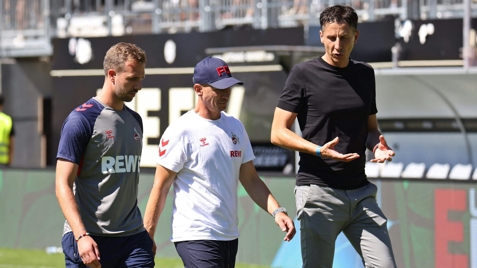 Kölns Sportchef Christian Keller (v.r.), Trainer Gerhard Struber und Assistent Bernd Eibler diskutieren nach dem Zweitligaspiel in Elversberg.