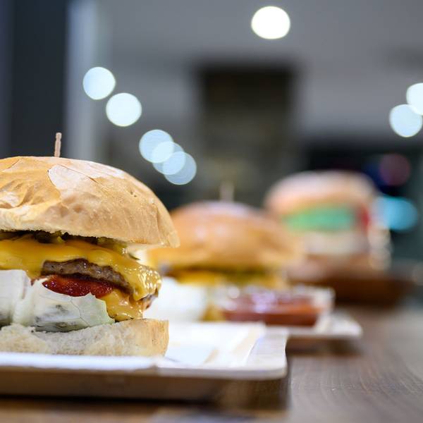 Ein Cheeseburger steht in einem Fast-Food-Restaurant auf dem Tresen (Symbolfoto).