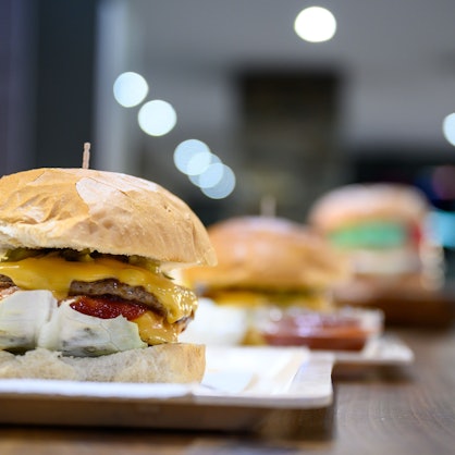 Ein Cheeseburger steht in einem Fast-Food-Restaurant auf dem Tresen (Symbolfoto).