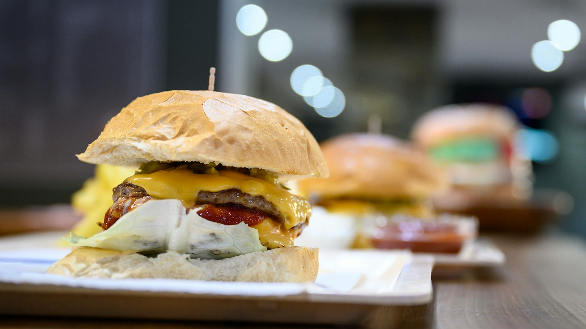 Ein Cheeseburger steht in einem Fast-Food-Restaurant auf dem Tresen (Symbolfoto).