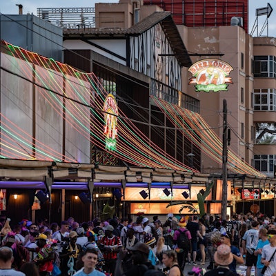 Blick in die so genannte Schinkenstraße - Carrer del Pare Bartomeu Salvà - mit den beiden Lokalen Bierkönig und BamboleoMittelmeerinsel Mallorca während der Hauptsaison im Juli 2024, Palma Mallorca Spanien Playa de Palma *** View of the so-called ham street Carrer del Pare Bartomeu Salvà with the two restaurants Bierkönig and Bamboleo Mediterranean island Mallorca during the high season in July 2024, Palma Mallorca Spain Playa de Palma