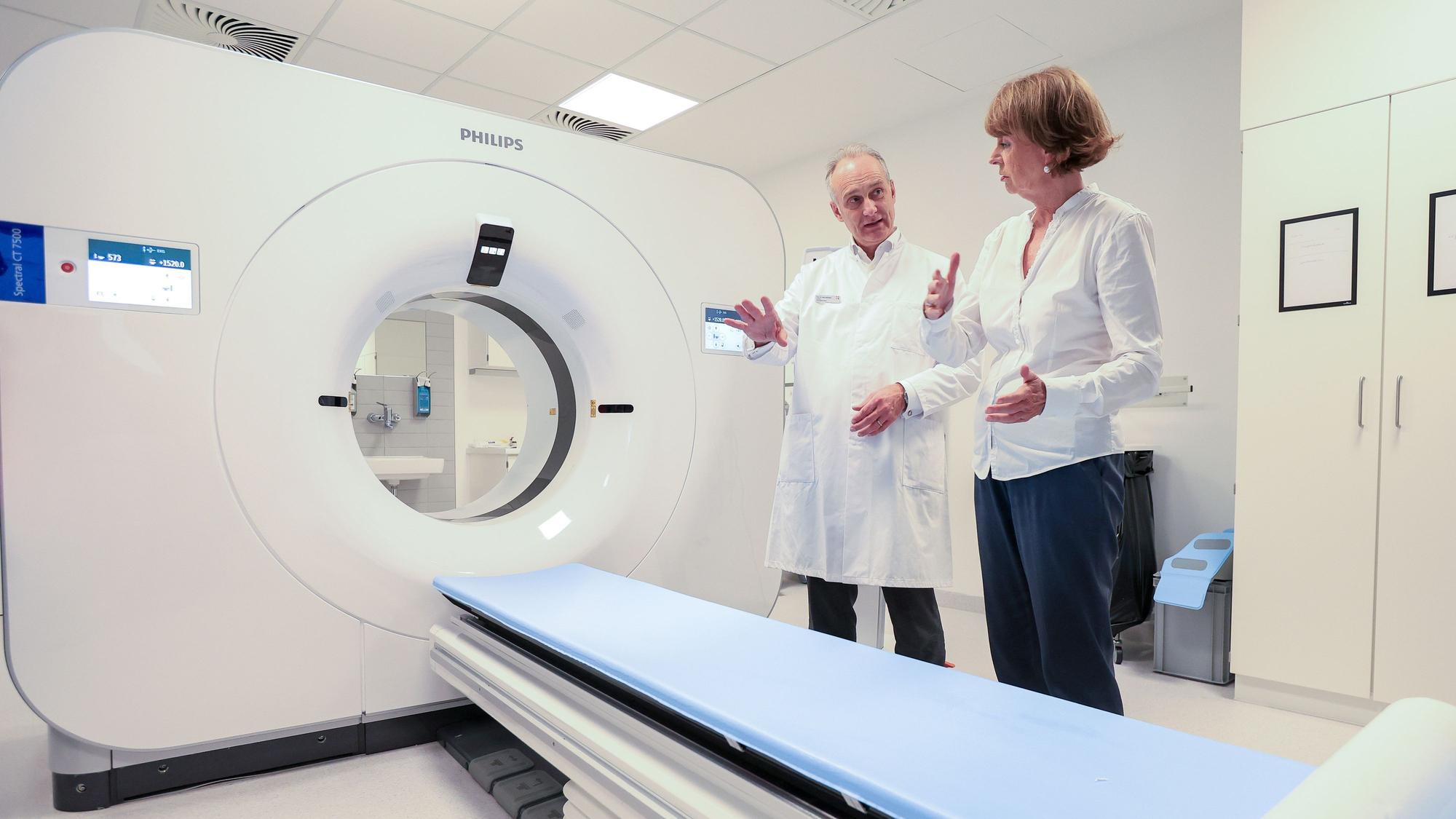 Henriette Reker und Prof. Dr. Axel Goßmann an einem CT