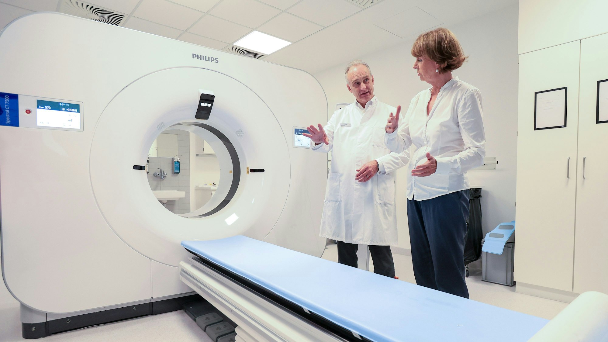 Henriette Reker und Prof. Dr. Axel Goßmann an einem CT