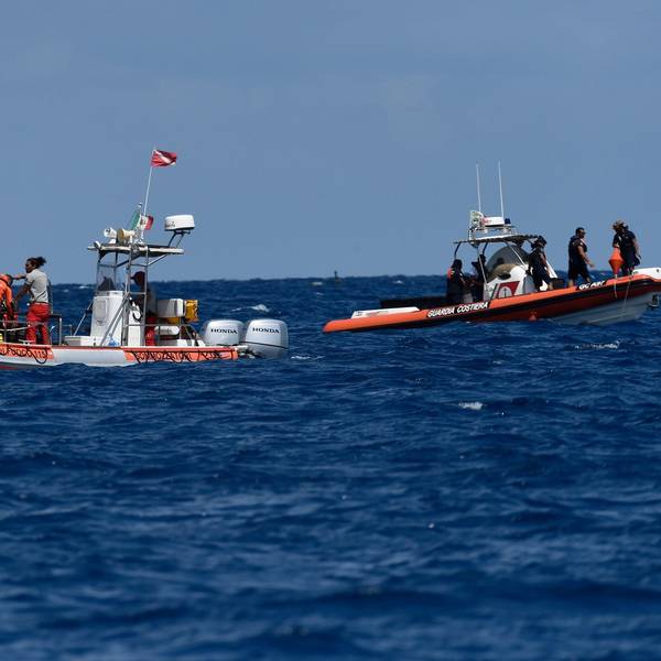 Ein Boot mit Tauchern sucht im Meer nach Vermissten.