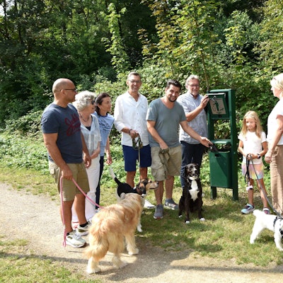 Zusammen mit ihren Vierbeinern Bonny, Willi, Sammy und Cisco machen die Bürger-Mit-Wirker um Vorsitzende Lida Weag und Ortsbürgermeisterin Elisabeth Hülsewig Werbung für Hundekot-freie Wege und Grünflächen rund um den Ort.