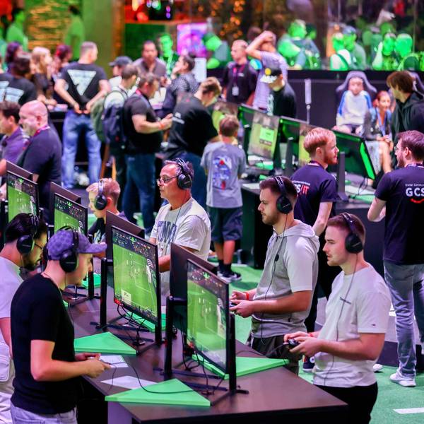 Besucher spielen auf der Messe