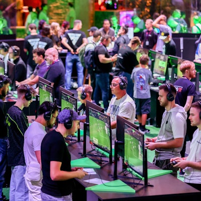 Besucher spielen auf der Messe