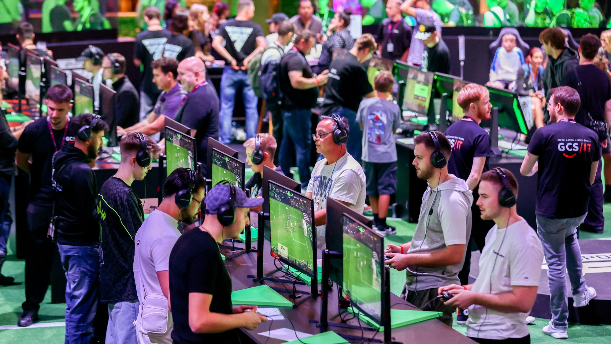 Besucher spielen auf der Messe