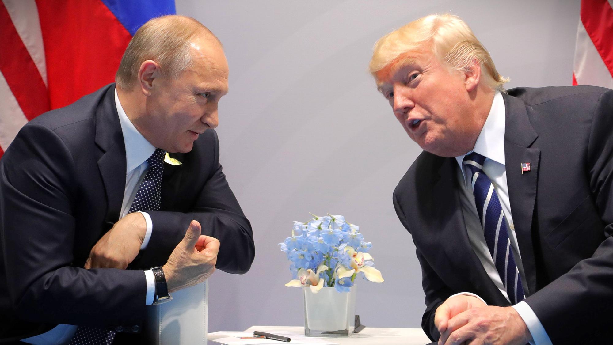 Wladimir Putin (l.) zusammen mit Donald Trump beim G20-Gipfel in Hamburg 2017.