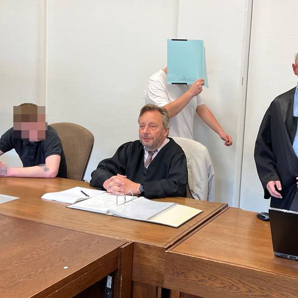 Die beiden Angeklagten mit ihren Verteidigern im Amtsgericht Köln