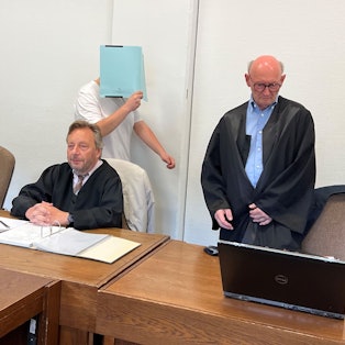 Die beiden Angeklagten mit ihren Verteidigern im Amtsgericht Köln