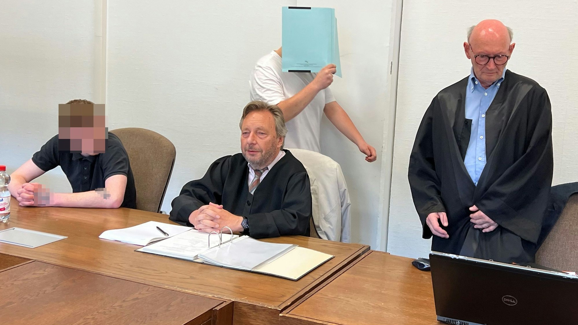 Die beiden Angeklagten mit ihren Verteidigern im Amtsgericht Köln