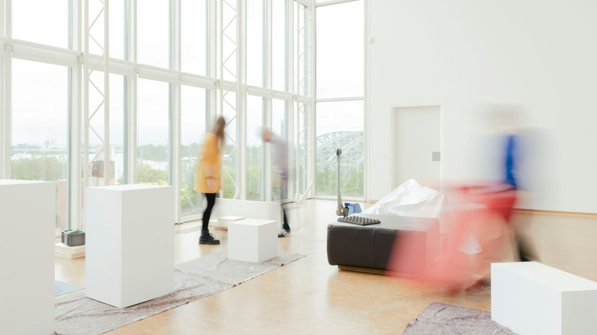 Mehrere Menschen laufen über die Dachterrasse des Museums Ludwig.