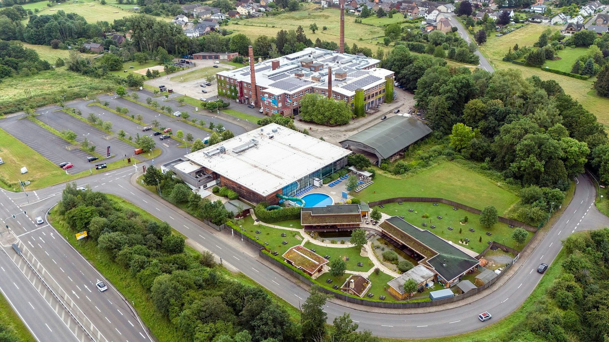Luftbild der Eifel-Therme Zikkurat in Mechernich-Firmenich