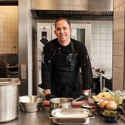 Sönke Höltgen kocht im höchsten Restaurant der Stadt: im Köln Sky. Er ist Teil des neuen Koch-Sextetts „Genial einfach“.