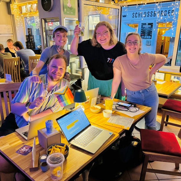 Zu sehen sind Julian Wortmann (v .l.), Bo Divine (Name geändert), Ida Görlitz und Sirin Seitz.