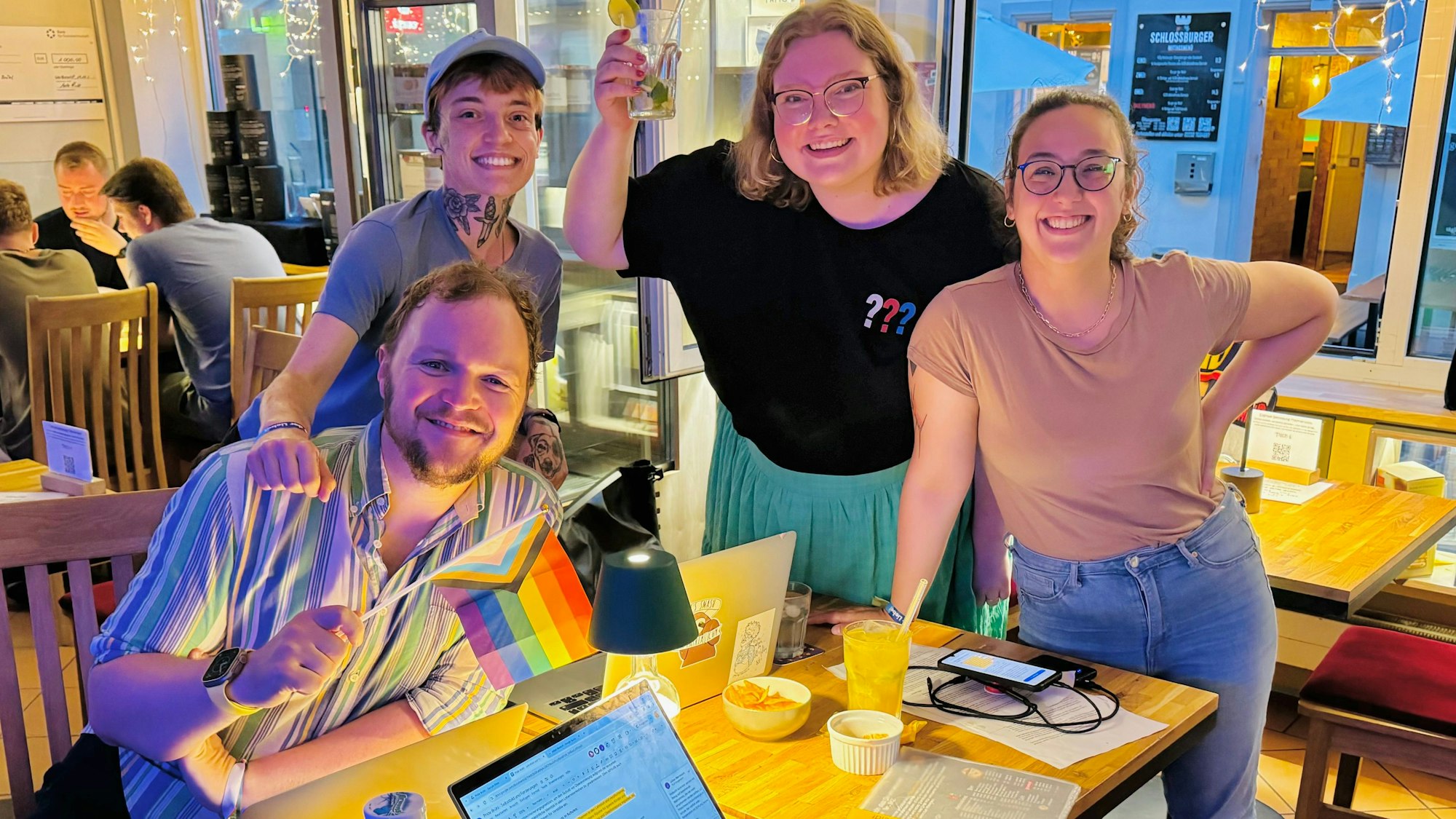 Zu sehen sind Julian Wortmann (v .l.), Bo Divine (Name geändert), Ida Görlitz und Sirin Seitz.