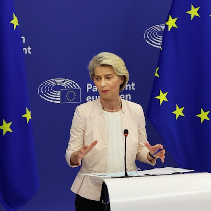 Ursula von der Leyen (CDU), amtierende Präsidentin der Europäischen Kommission, gibt nach ihrer Wahl im Europäischen Parlament ein Pressestatement.