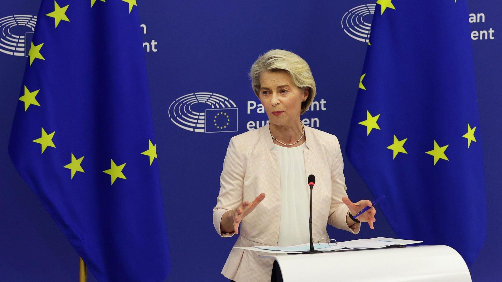 Ursula von der Leyen (CDU), amtierende Präsidentin der Europäischen Kommission, gibt nach ihrer Wahl im Europäischen Parlament ein Pressestatement.