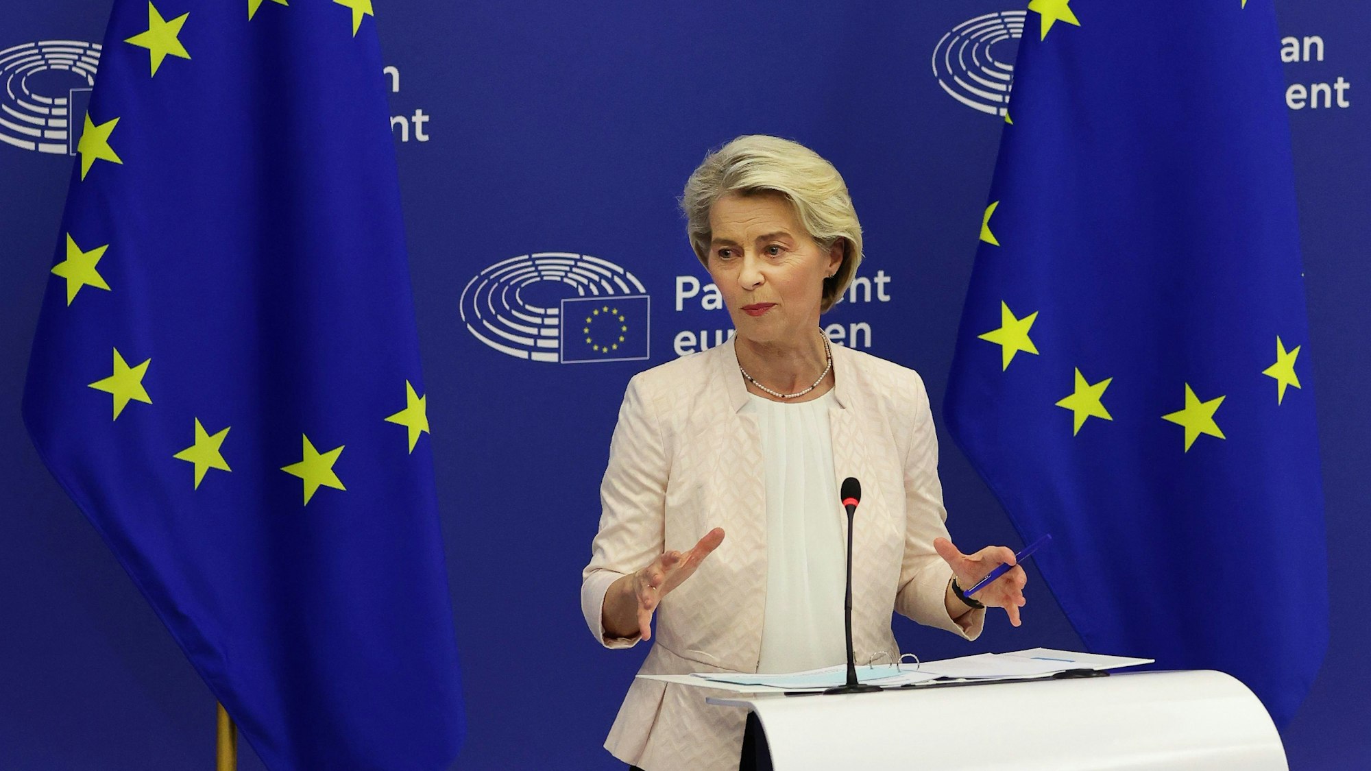 Ursula von der Leyen (CDU), amtierende Präsidentin der Europäischen Kommission, gibt nach ihrer Wahl im Europäischen Parlament ein Pressestatement.
