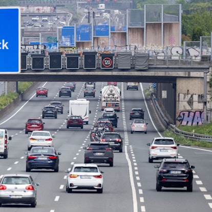 Autos fahren auf der Autobahn 3 bei Köln Dellbrück (Symbolbild).