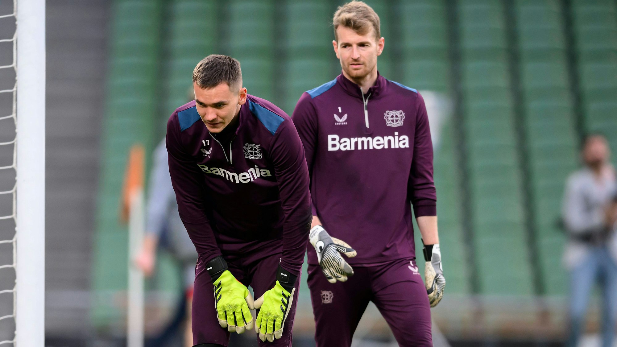 Matej Kovar (l.) und Lukas Hradecky konkurrieren ums Tor bei Bayer 04.