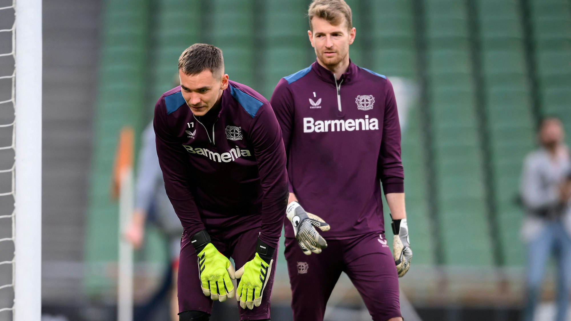 Die beiden Leverkusener Torhüter Matej Kovar (l.) und Lukas Hradecky.