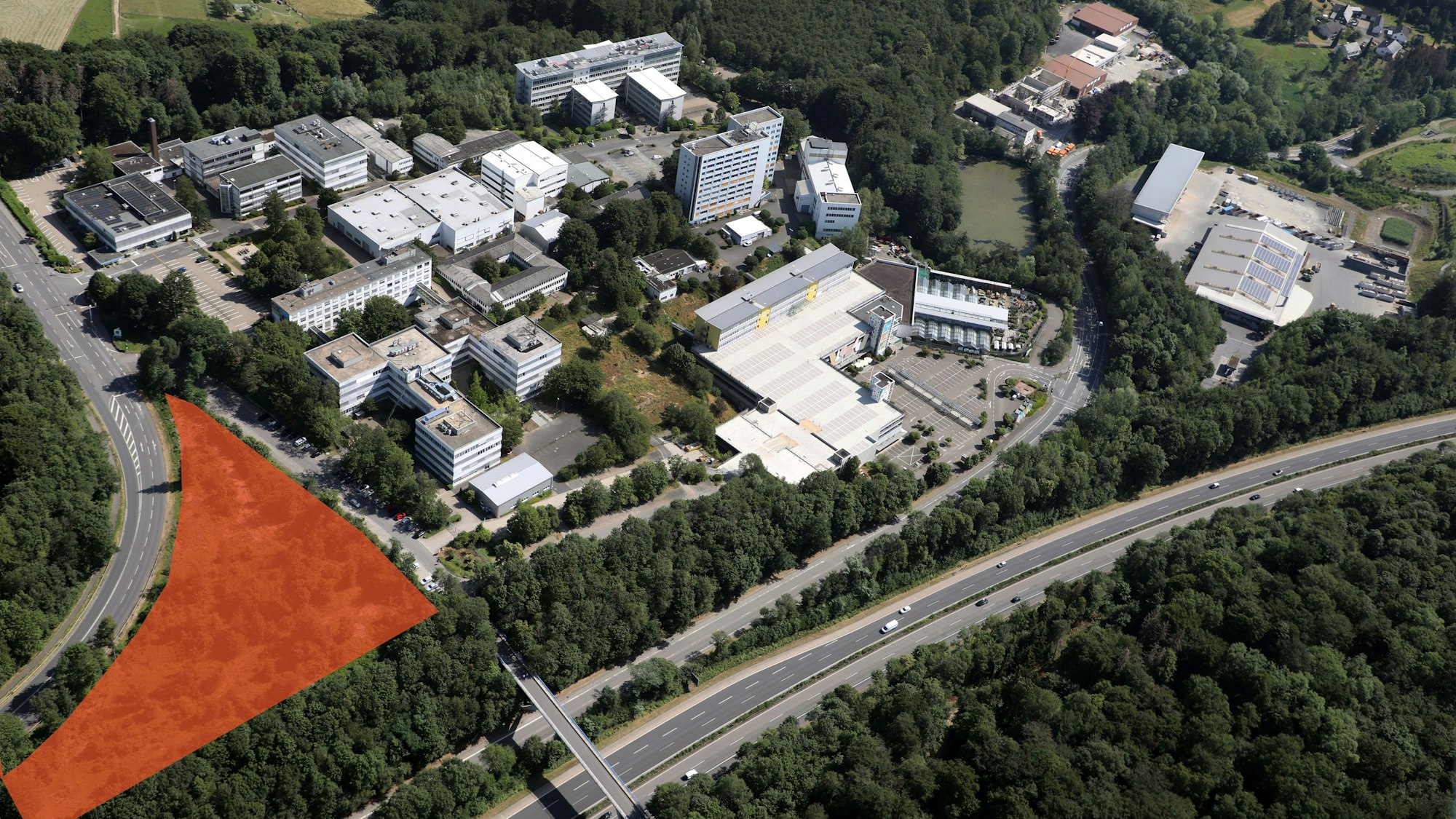 Die rote Fläche zeigt den Standort des Busbetriebshofs am Technologiepark Moitzfeld