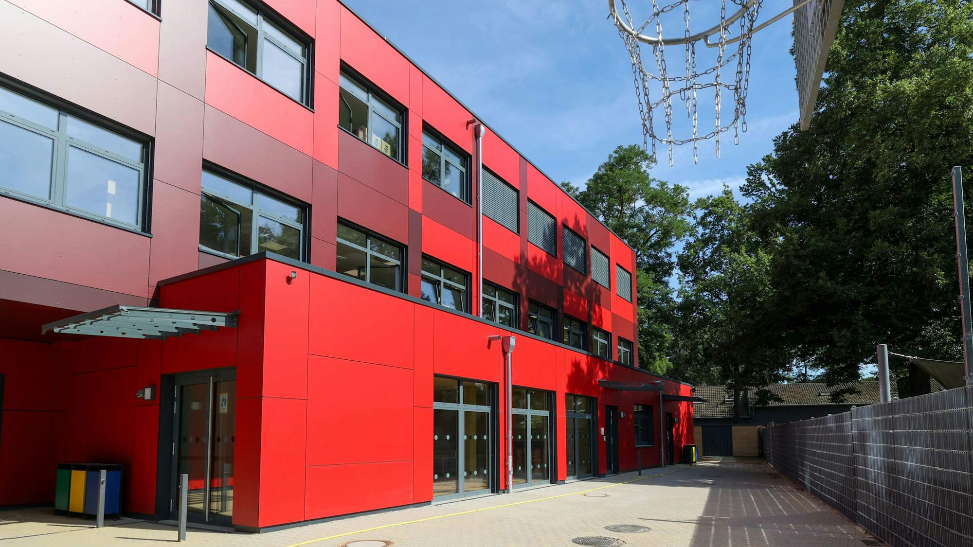 rotes Schuldgebäude von außen