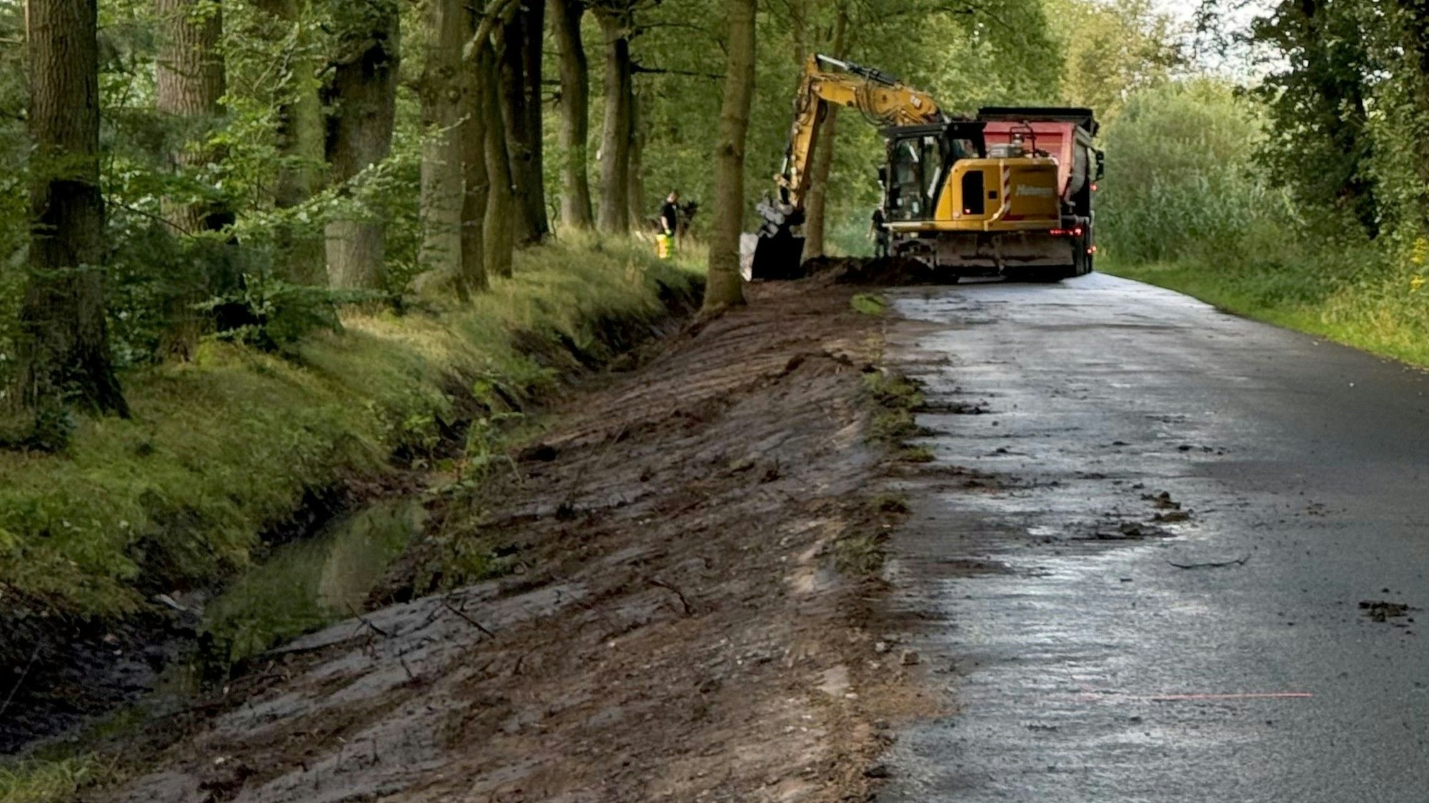 Der Straßenrand musste nach dem Fund der unbekannten schwarzen Flüssigkeit aufwendig gereinigt werden.