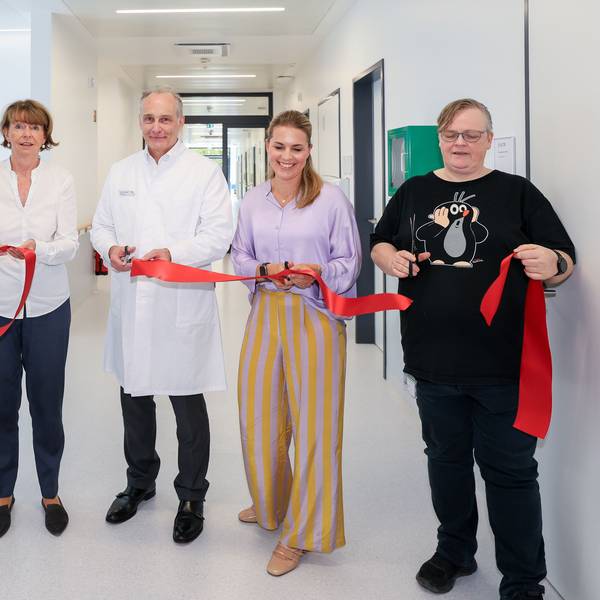 Dr. Ralf Unna, Henriette Reker, Prof. Dr. Axel Goßmann, Christine Storm und Heike Wolf eröffnen den Neubau der Radiologie