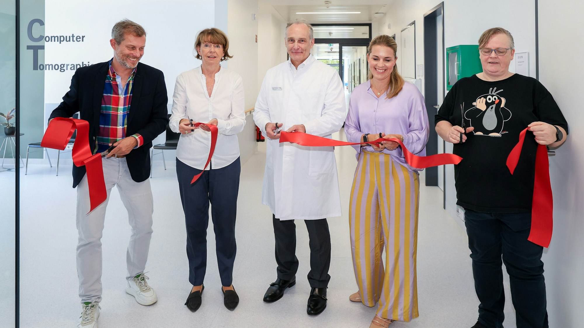 Dr. Ralf Unna, Henriette Reker, Prof. Dr. Axel Goßmann, Christine Storm und Heike Wolf eröffnen den Neubau der Radiologie