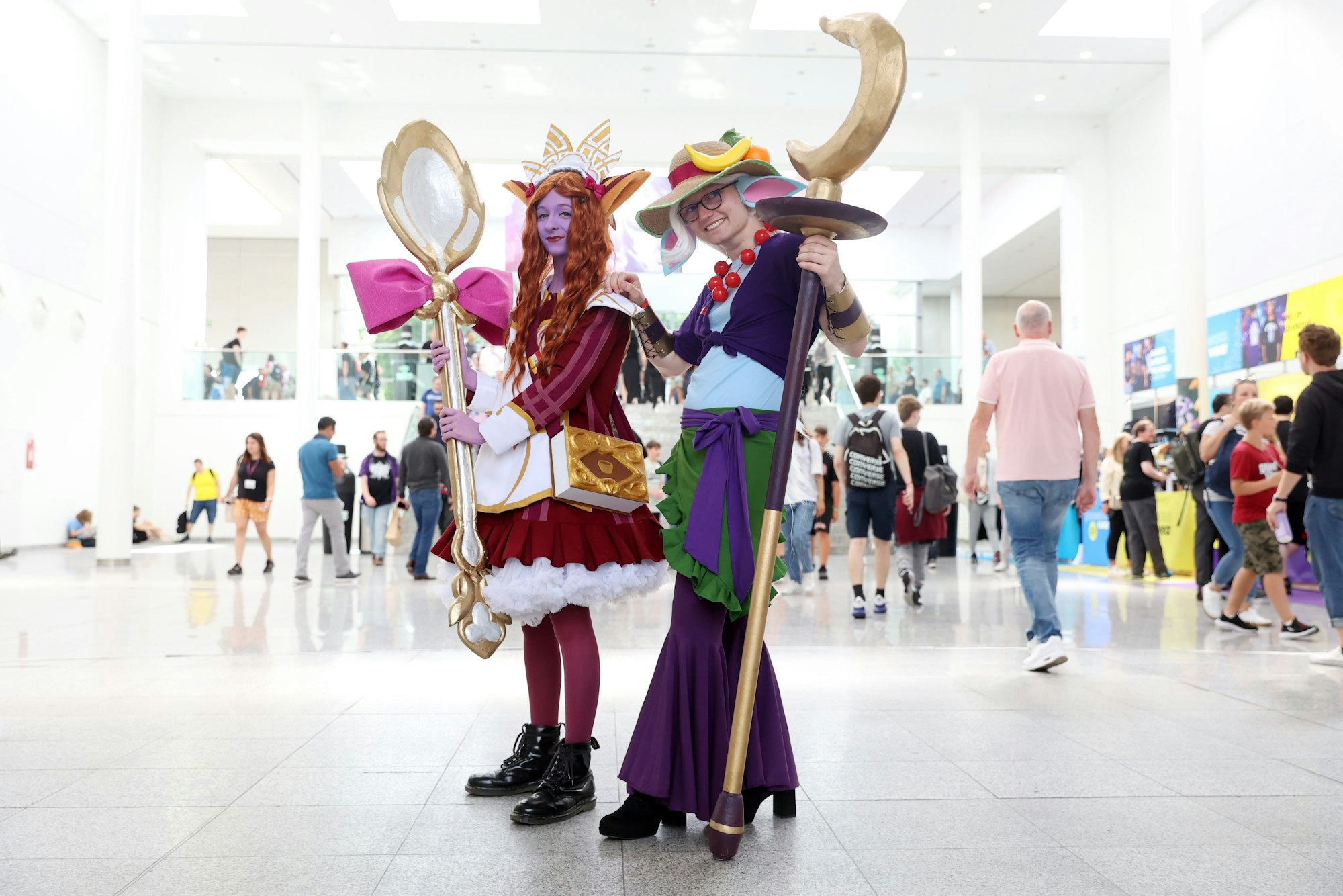 22.08.2024
Köln:
Computerspielemesse Gamescom in Köln: Personen aus der Gen-Z erklären Boomern die Gamescom
Lulu (League of Legends, Cafe Cuties) und Soraka (League of Legends, Order of the Banana Skin), Oli und Michi
Foto: Martina Goyert