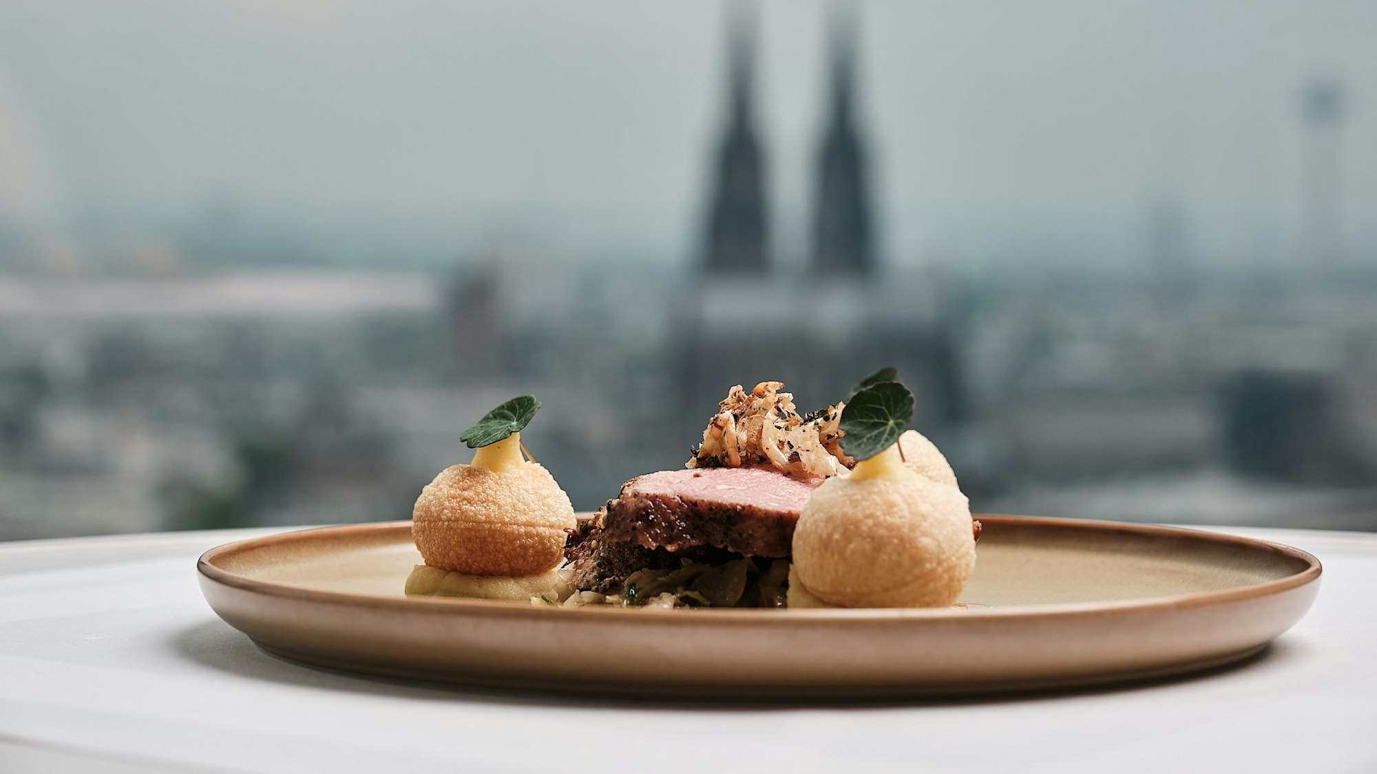 Das fertige Gericht – nur gekocht von Sönke Höltgen auch mit Ausblick auf den Dom.