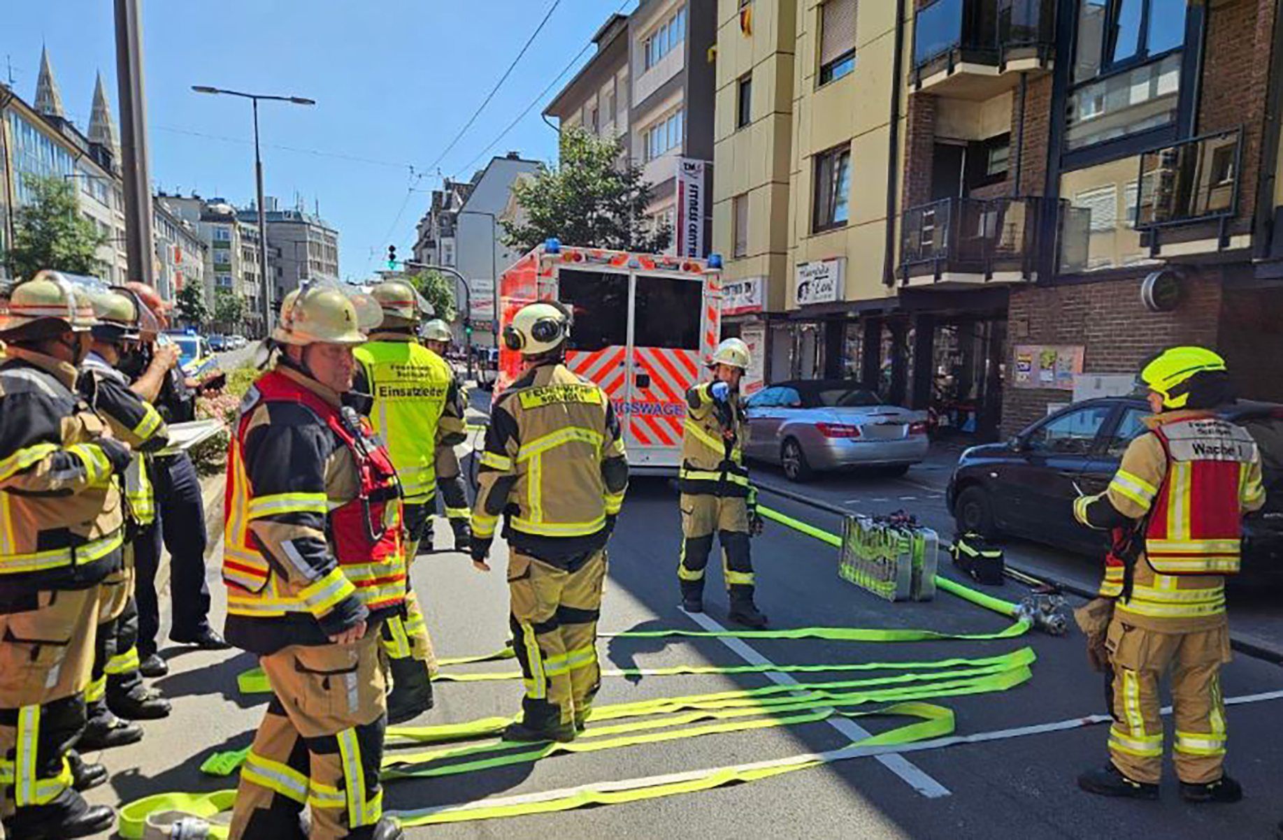 ARCHIV - 25.06.2024, Nordrhein-Westfalen, Solingen: Einsatzkräfte der Feuerwehr und Polizei suchen in der Innenstadt von Solingen nach der Ursache für ein lautes Knallgeräusch und eine Rauchwolke.