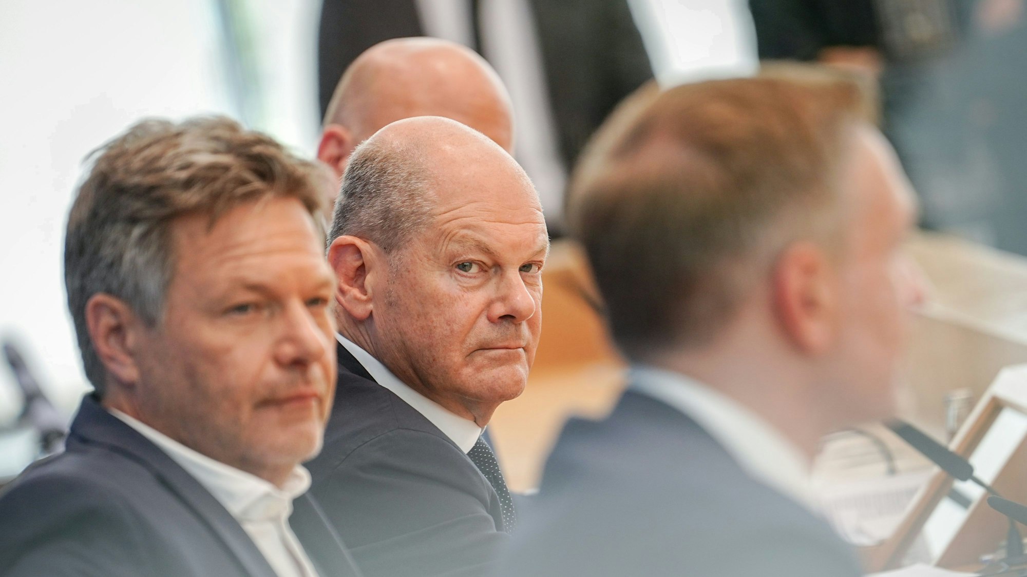 Bundeskanzler Olaf Scholz (SPD, M), Robert Habeck (l, Bündnis 90/Die Grünen) und Christian Lindner (FDP), Bundesminister der Finanzen, nehmen an einer Pressekonferenz zum Haushaltsplan 2025 teil.
