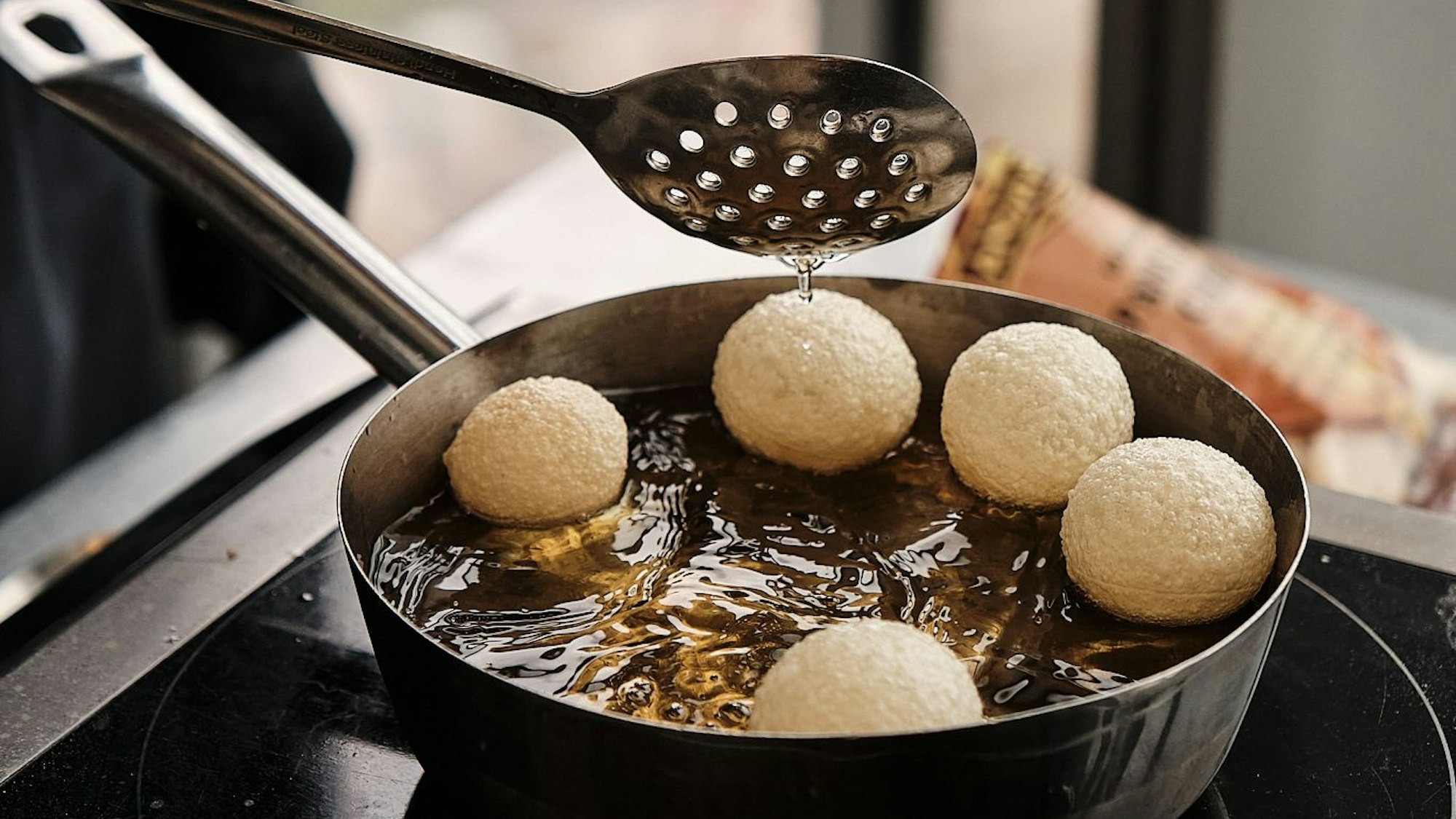 Ist einfach zu machen und sieht genial aus: die Pani-Puri-Bällchen