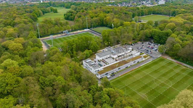 Vorne das Geißbockheim, dahinter das Franz-Kremer-Stadion: rechts daneben soll das neue Leistungszentrum entstehen.