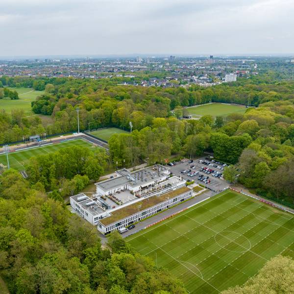 Vorne das Geißbockheim, dahinter das Franz-Kremer-Stadion: rechts daneben soll das neue Leistungszentrum entstehen.
