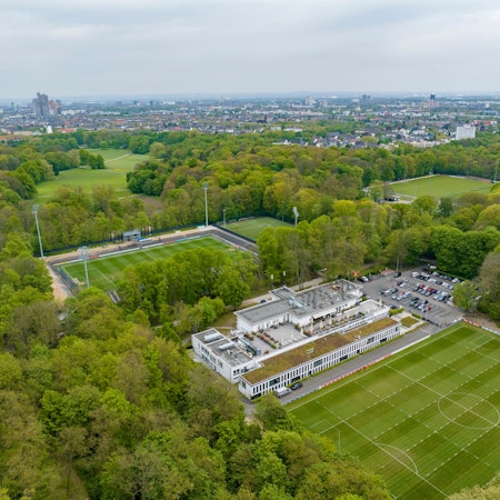 Vorne das Geißbockheim, dahinter das Franz-Kremer-Stadion: rechts daneben soll das neue Leistungszentrum entstehen.