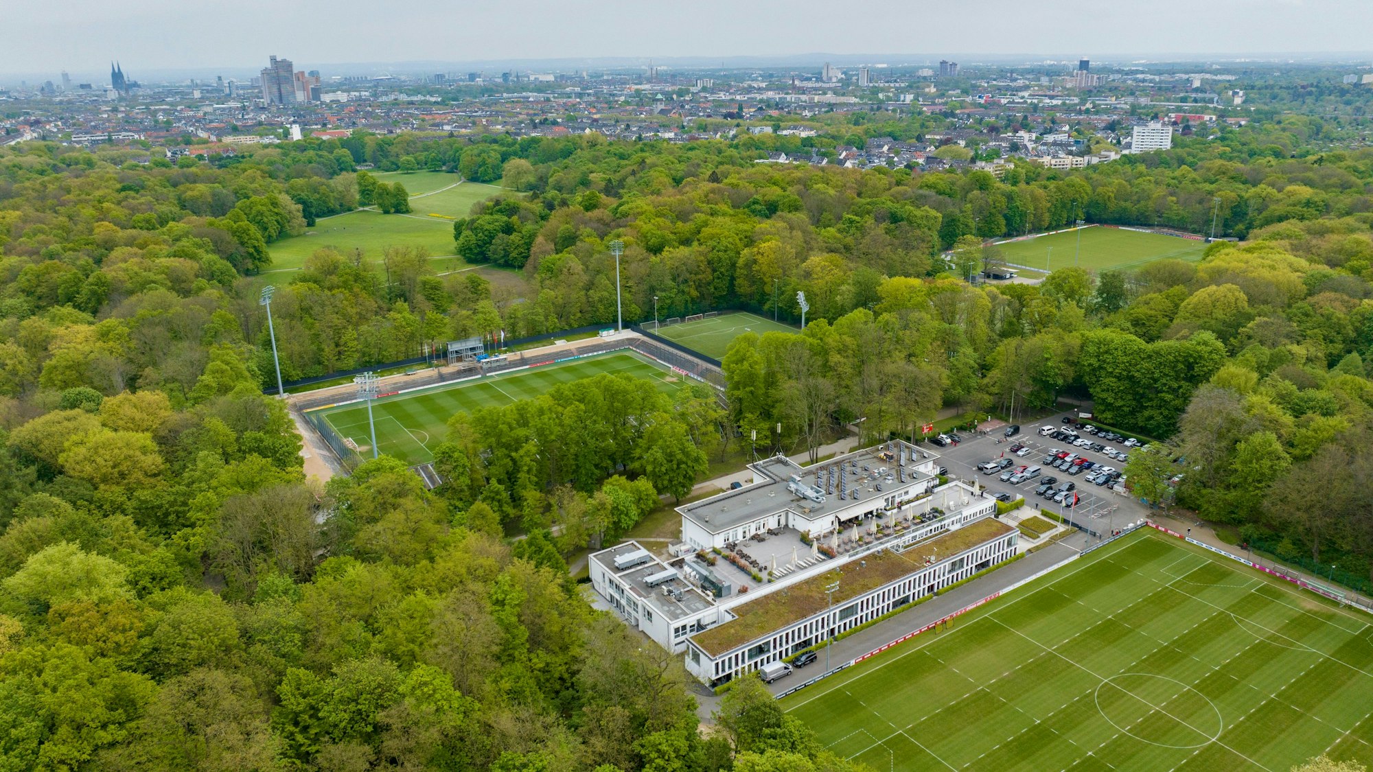 Vorne das Geißbockheim, dahinter das Franz-Kremer-Stadion: rechts daneben soll das neue Leistungszentrum entstehen.