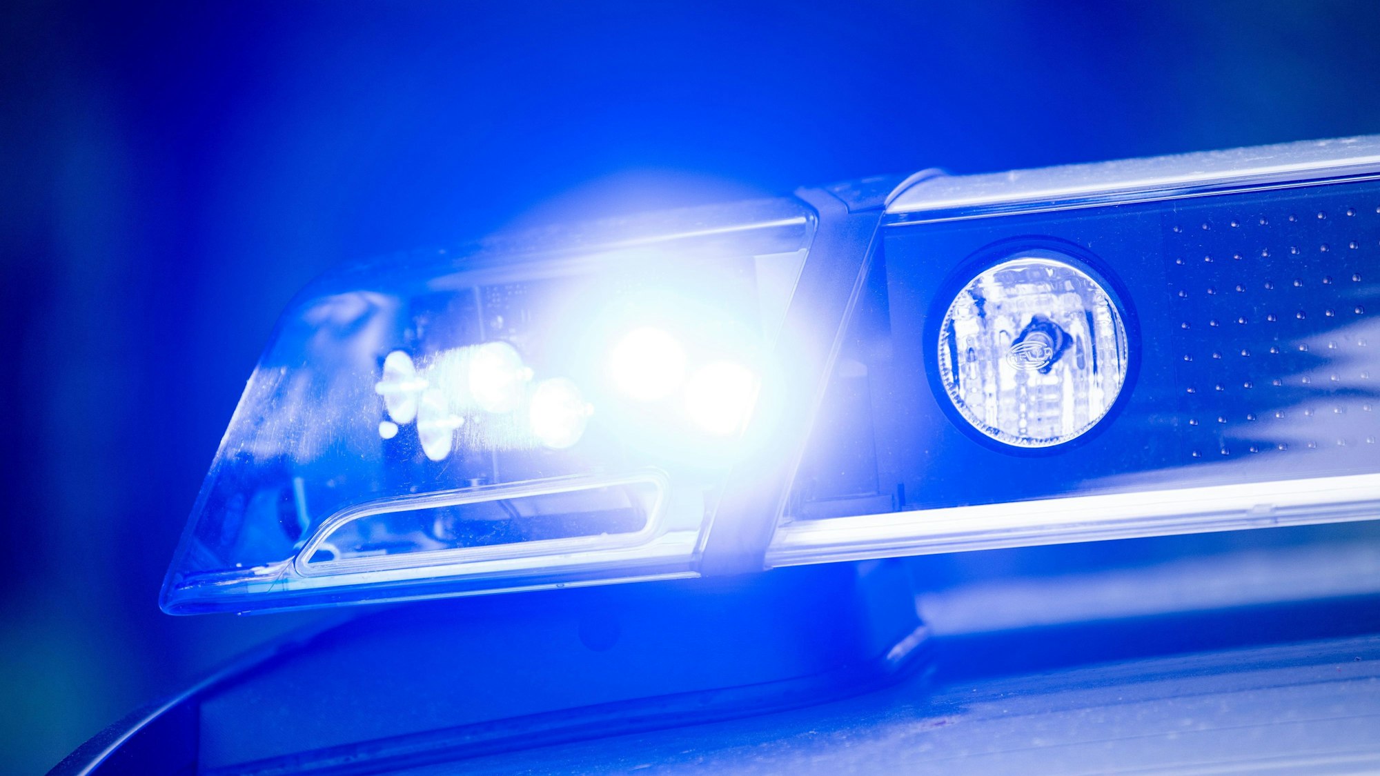 Ein Blaulicht leuchtet an einer Polizeistreife.
