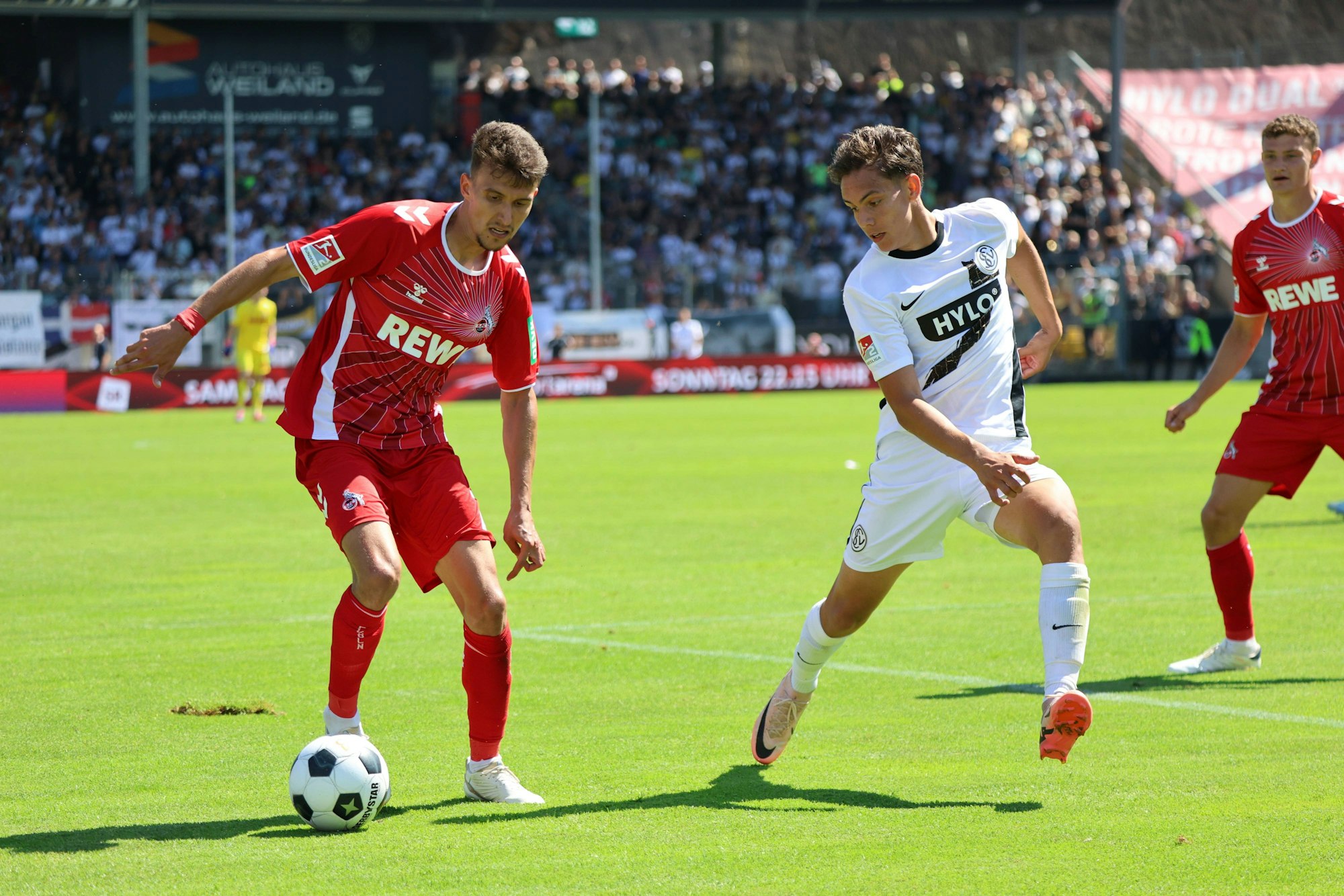 Dejan Ljubicic vom 1. FC Köln kämpft mit Elversbergs Frederik Schmahl um den Ball.