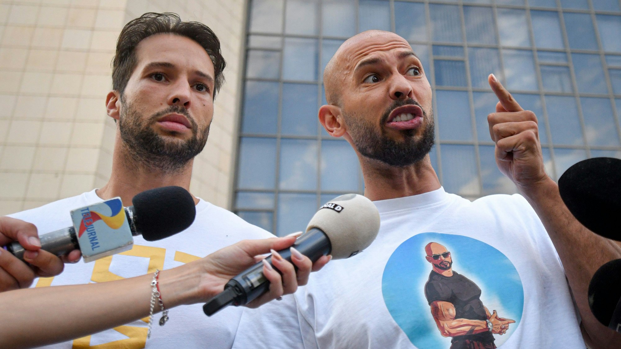 Andrew Tate (r.) und sein Bruder Tristan sprechen mit der Presse.