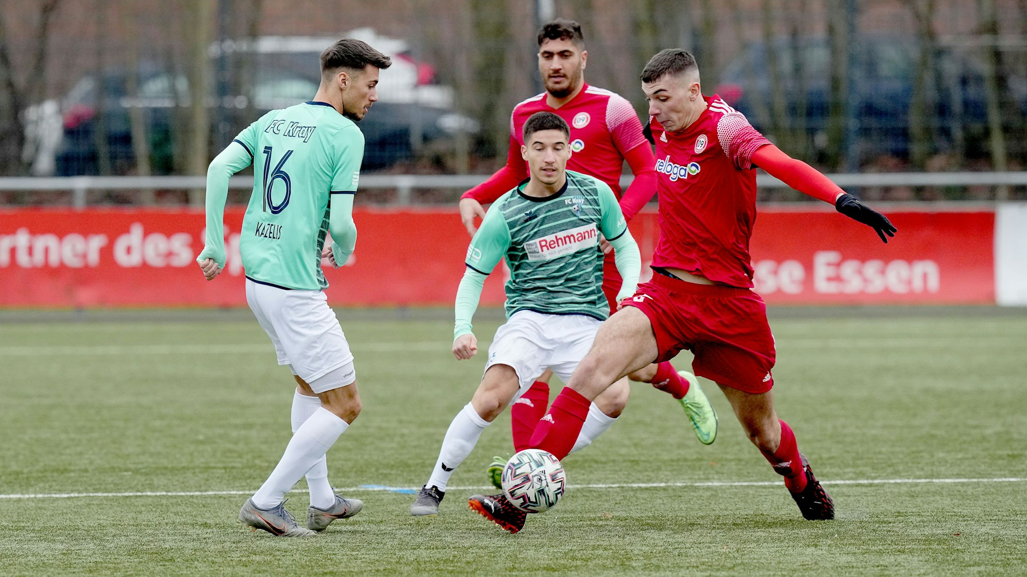 Luca Kazelis und Alkan Talas vom FC Kray im Angriff gegen Paul Weist vom SV Bergisch Gladbach. Das Spiel am 15.01.2022 auf dem Kunstrasenplatz der KrayArena, Buderusstraße 20a endete 4:3.
Michael Gohl /  FUNKE Foto Services