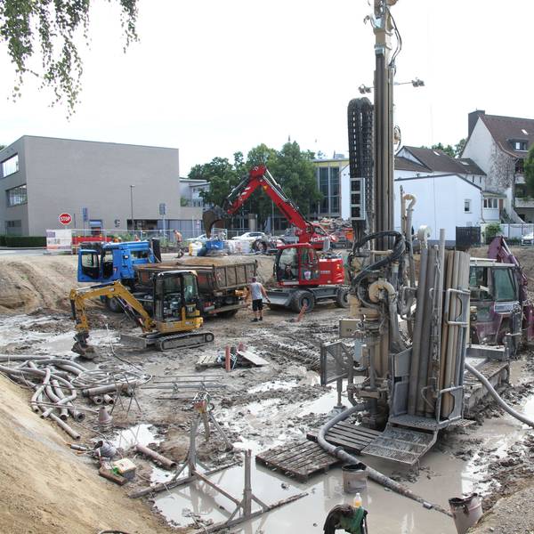 Eine Baugrube mit einem Bohrer für Erdwärme