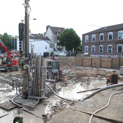 Eine Baugrube mit einem Bohrer für Erdwärme