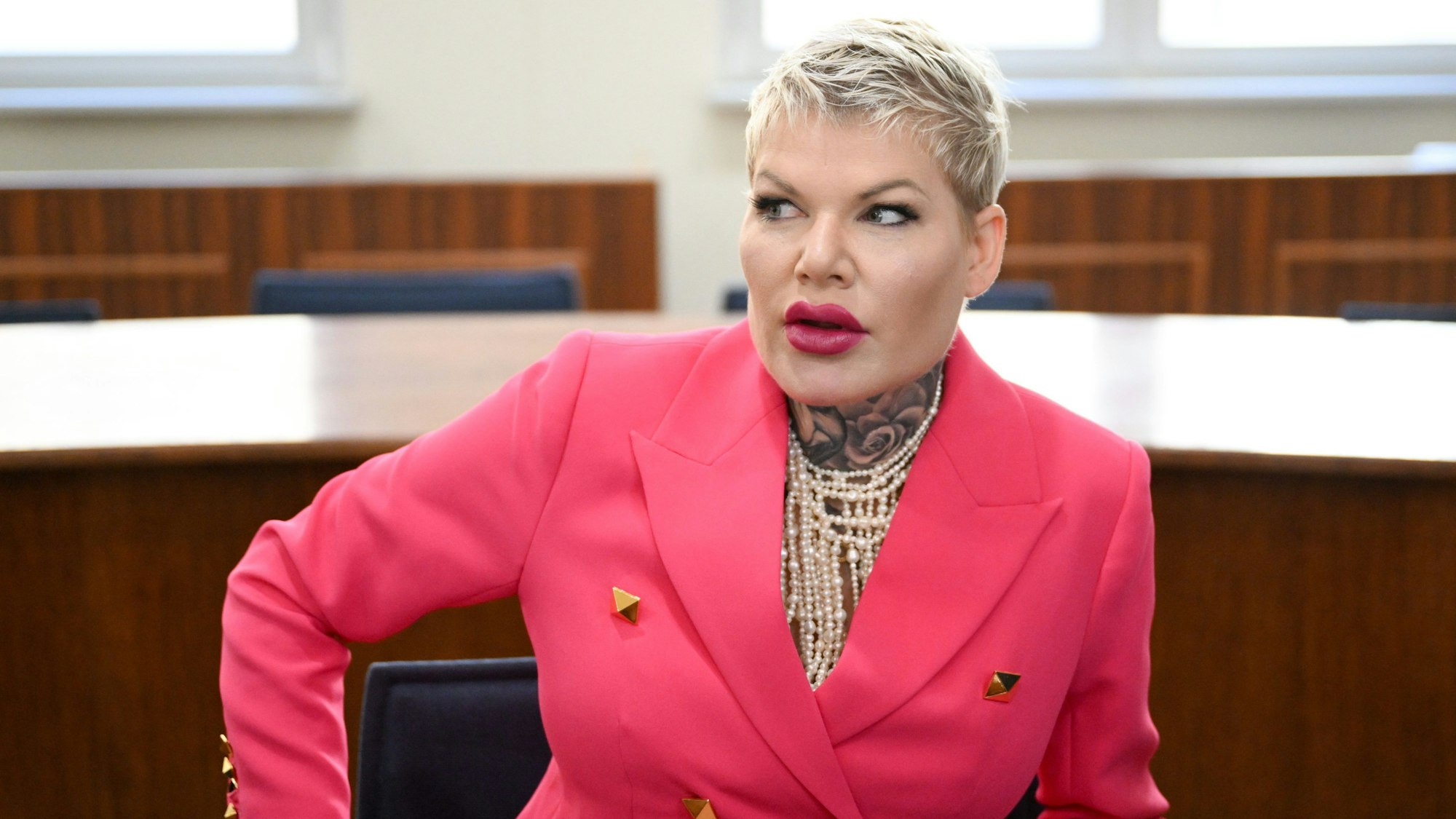 Die Schlagersängerin Melanie Müller sitzt im Saal des Amtsgerichts Leipzig.