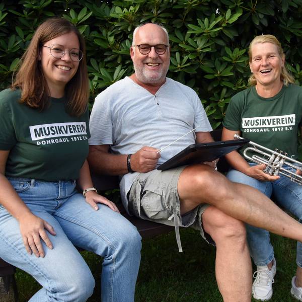 Am Sonntag wird Dirigent Lothar Vandenherz (Mitte) verabschiedet. Mit ihm im Musikverein Dohrgaul sind auch Claudia Nassenstein (rechts) und Anna Heller.