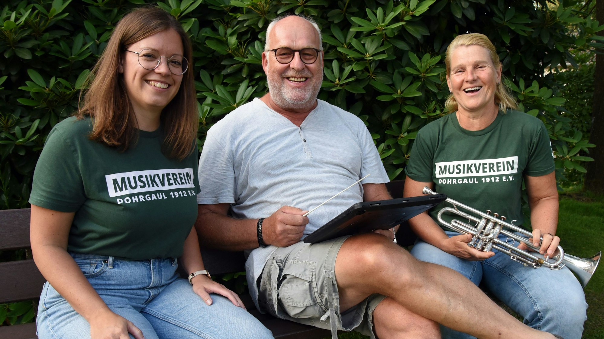Am Sonntag wird Dirigent Lothar Vandenherz (Mitte) verabschiedet. Mit ihm im Musikverein Dohrgaul sind auch Claudia Nassenstein (rechts) und Anna Heller.